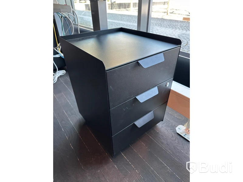Höj och sänkbart skrivbord, skärm samt metallhurts