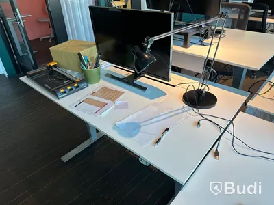 Höj och sänkbart skrivbord, bordslampa samt skärm