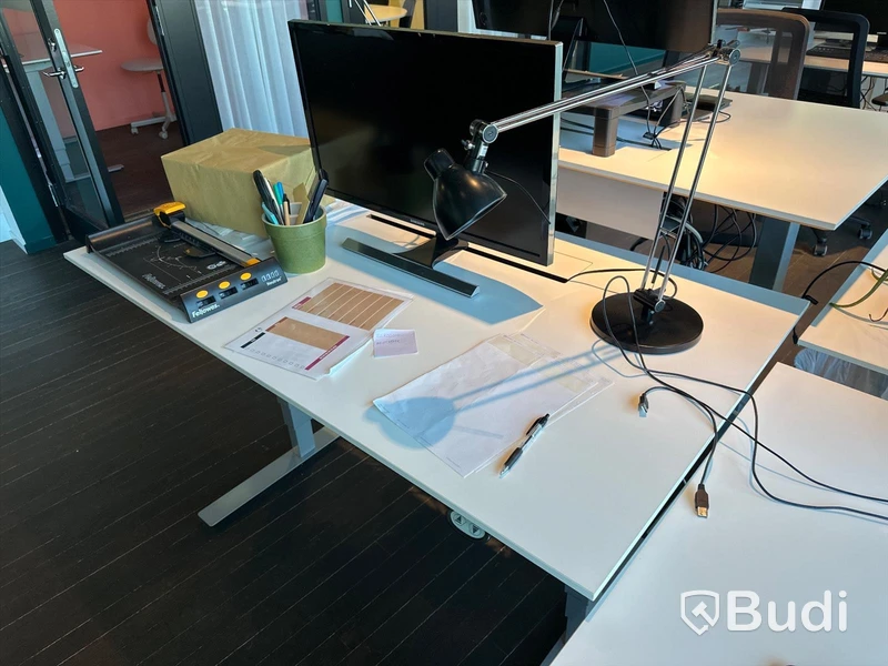 Höj och sänkbart skrivbord, bordslampa samt skärm