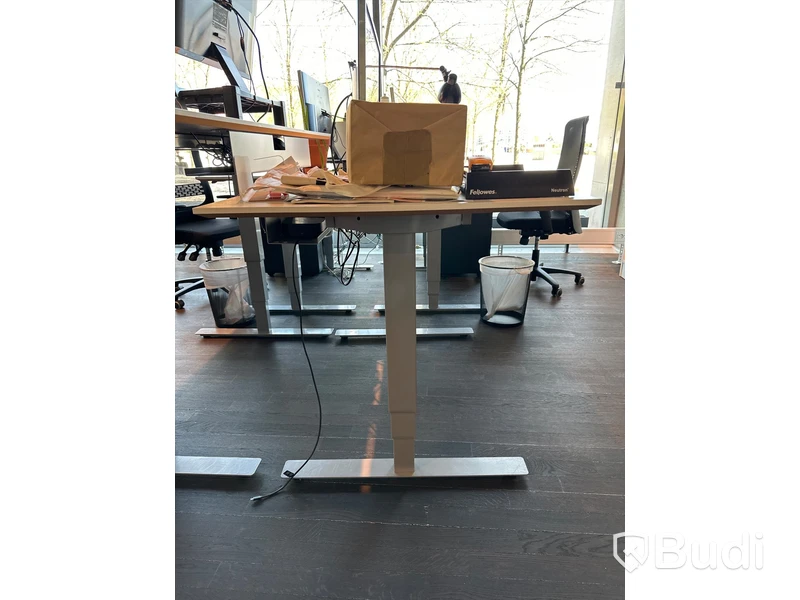 Höj och sänkbart skrivbord, bordslampa samt skärm