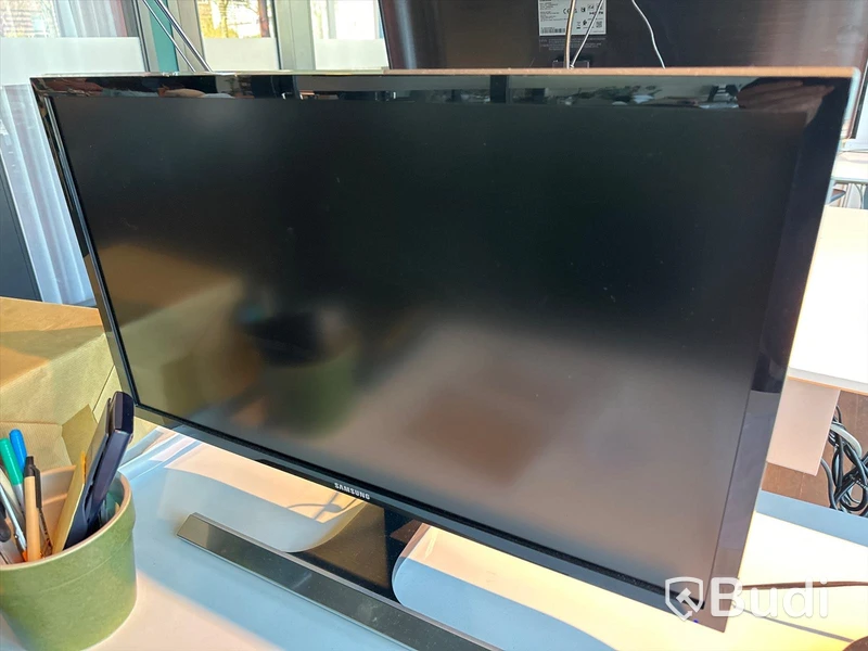 Höj och sänkbart skrivbord, bordslampa samt skärm