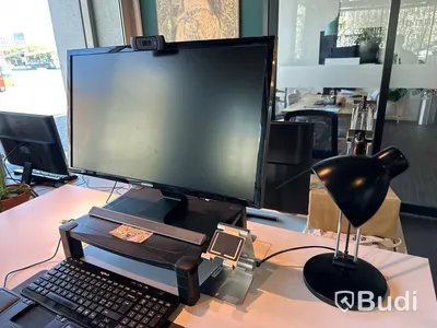 Höj och sänkbart skrivbord, bordslampa, skärm samt metallhurts