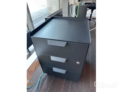 Höj och sänkbart skrivbord, skärm samt metallhurts