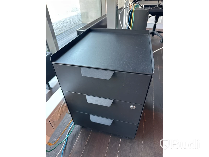 Höj och sänkbart skrivbord, skärm samt metallhurts