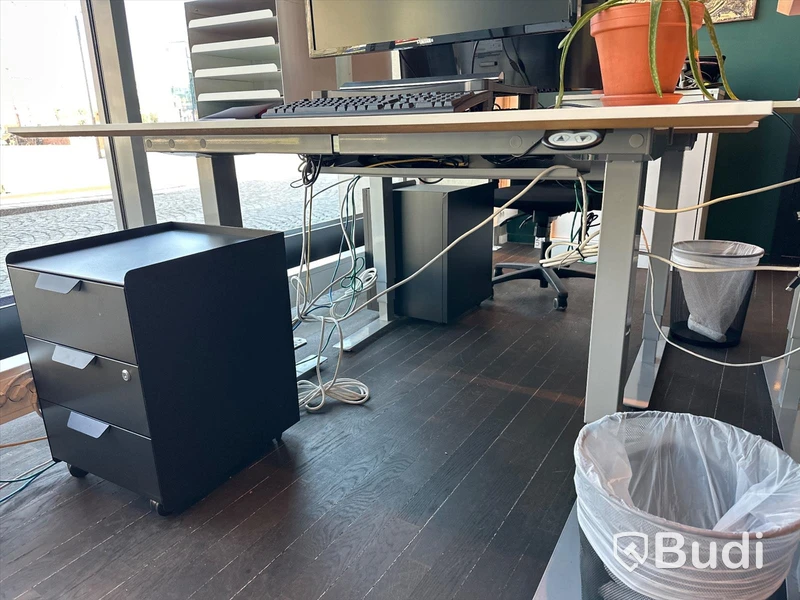 Höj och sänkbart skrivbord, skärm samt metallhurts
