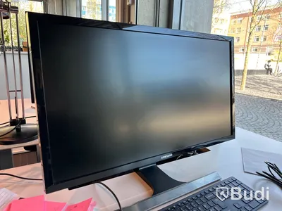 Höj och sänkbart skrivbord, skärm samt metallhurts