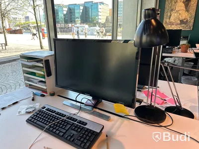 Höj och sänkbart skrivbord, bordslampa, skärm samt metallhurts