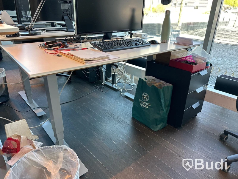 Höj och sänkbart skrivbord, bordslampa, skärm samt metallhurts
