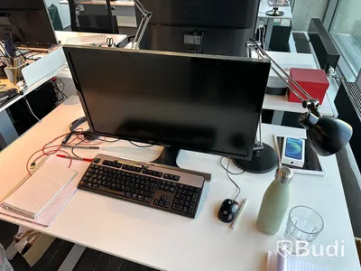 Höj och sänkbart skrivbord, bordslampa, skärm samt metallhurts