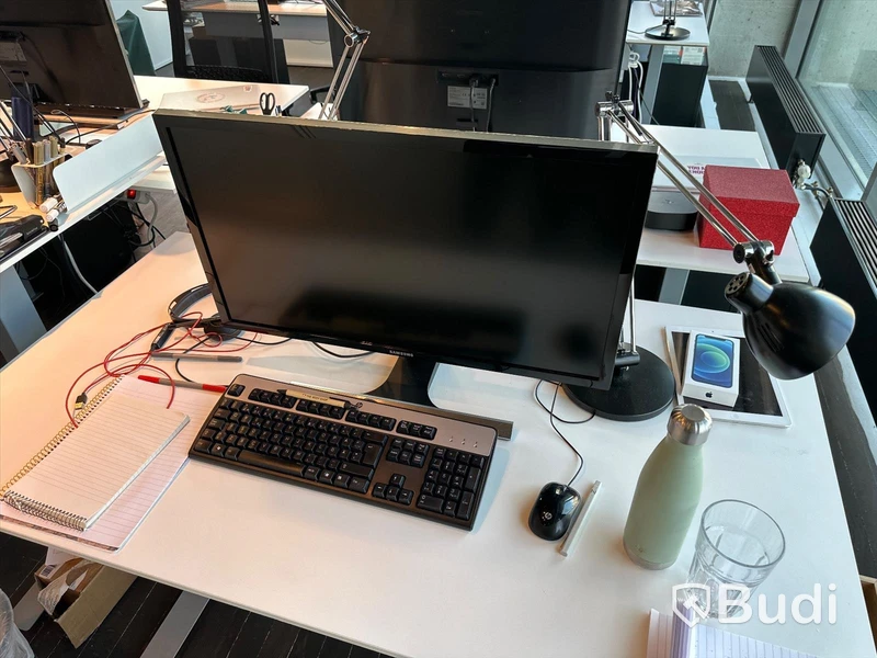 Höj och sänkbart skrivbord, bordslampa, skärm samt metallhurts