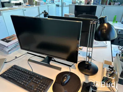 Höj och sänkbart skrivbord, bordslampa, skärm samt metallhurts
