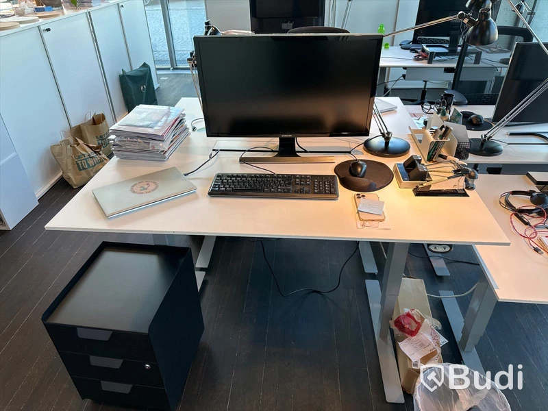 Höj och sänkbart skrivbord, bordslampa, skärm samt metallhurts