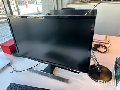 Höj och sänkbart skrivbord, bordslampa, skärm samt metallhurts