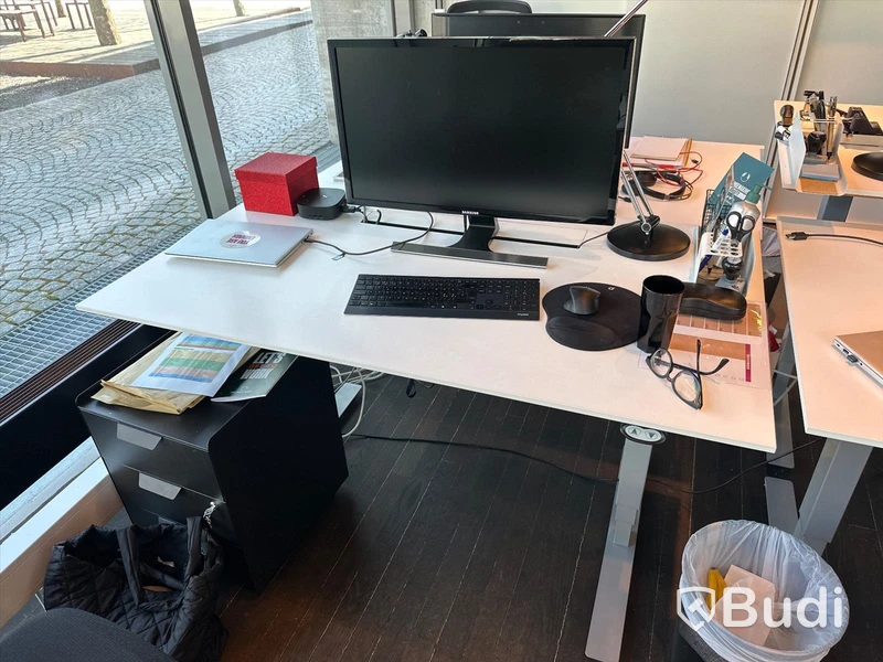 Höj och sänkbart skrivbord, bordslampa, skärm samt metallhurts