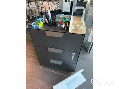Höj och sänkbart skrivbord, skärm samt metallhurts