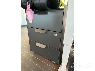 Höj och sänkbart skrivbord, bordslampa, skärm samt metallhurts