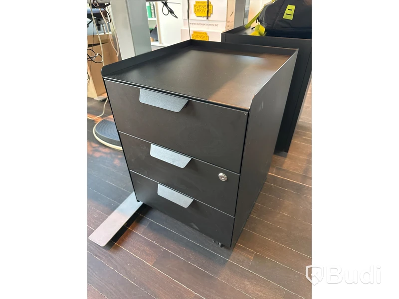 Höj och sänkbart skrivbord, bordslampa, skärm samt metallhurts