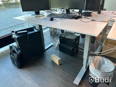 Höj och sänkbart skrivbord, skärm samt metallhurts