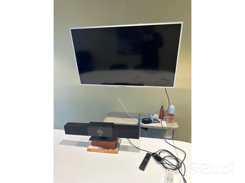 Tv samt konferenskamera - Samsung och poly