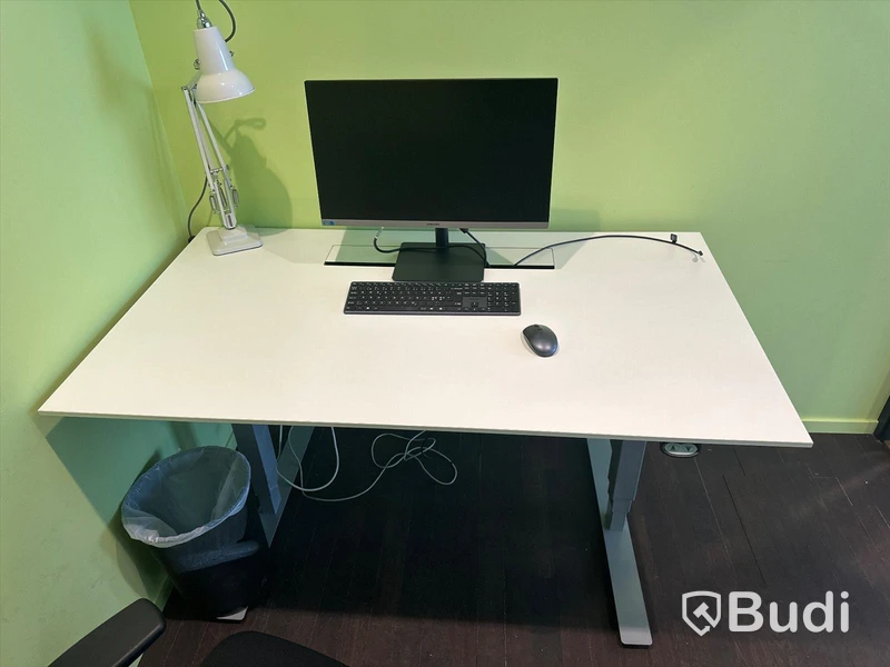 Höj och sänkbart skrivbord, kontorsstol, skärm samt bordslampa - Anglepoise