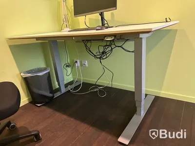 Höj och sänkbart skrivbord, kontorsstol, skärm samt bordslampa - Anglepoise