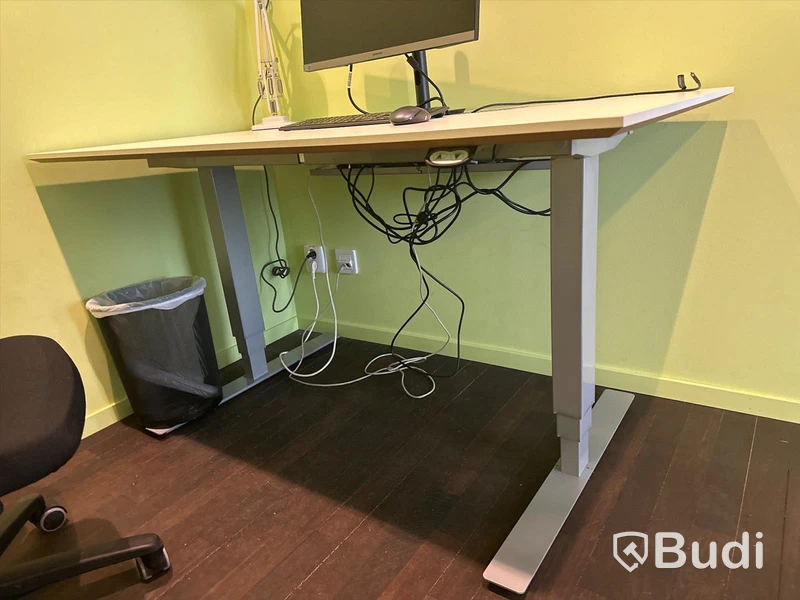 Höj och sänkbart skrivbord, kontorsstol, skärm samt bordslampa - Anglepoise