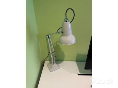 Höj och sänkbart skrivbord, kontorsstol, skärm samt bordslampa - Anglepoise