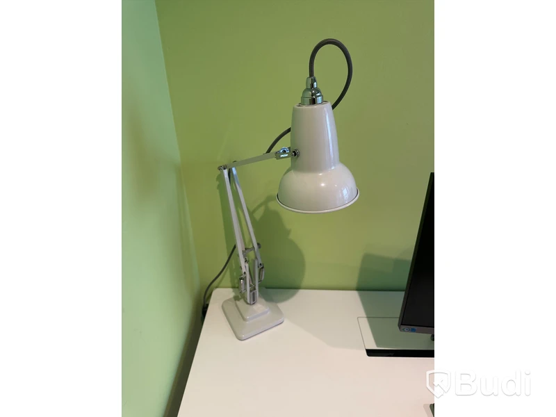 Höj och sänkbart skrivbord, kontorsstol, skärm samt bordslampa - Anglepoise