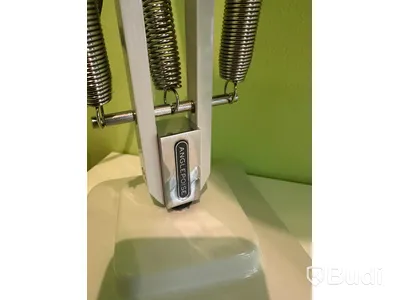 Höj och sänkbart skrivbord, kontorsstol, skärm samt bordslampa - Anglepoise