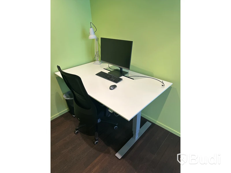 Höj och sänkbart skrivbord, kontorsstol, skärm samt bordslampa - Anglepoise