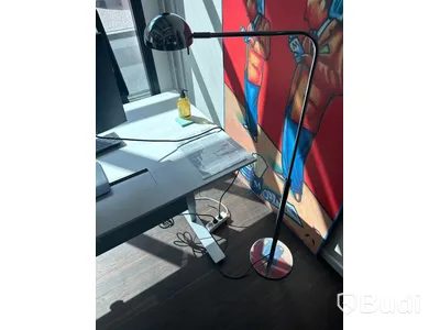 Höj och sänkbart skrivbord, kontorsstol, skärm samt golvlampa