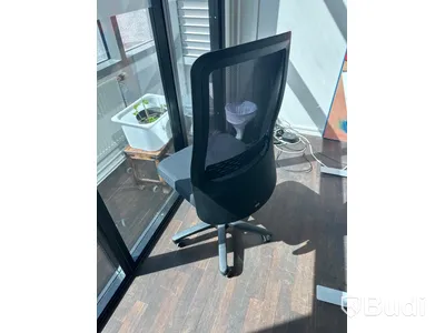 Höj och sänkbart skrivbord, kontorsstol, skärm samt golvlampa