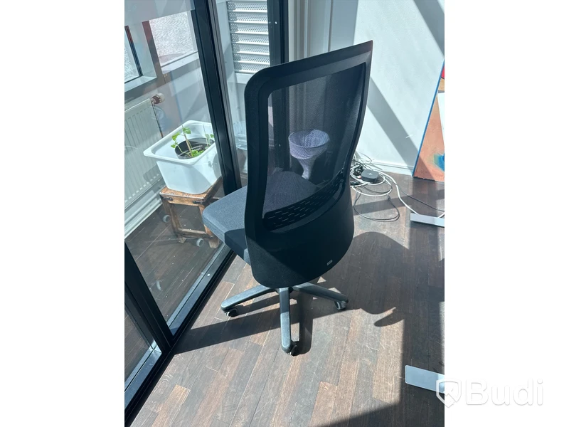 Höj och sänkbart skrivbord, kontorsstol, skärm samt golvlampa