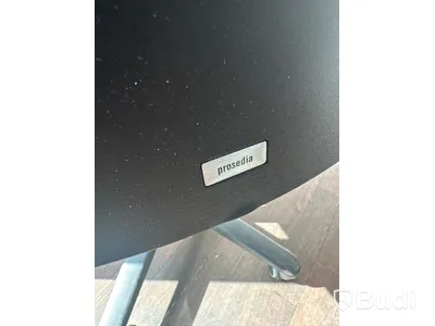 Höj och sänkbart skrivbord, kontorsstol, skärm samt golvlampa