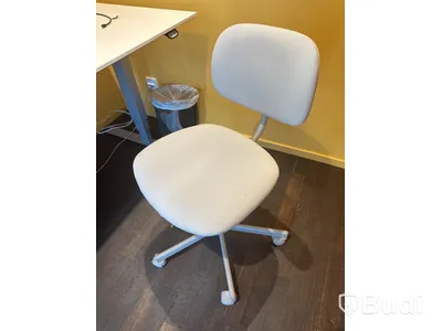 Höj och sänkbart skrivbord, skärm, kontorsstol samt bordslampa - Anglepoise