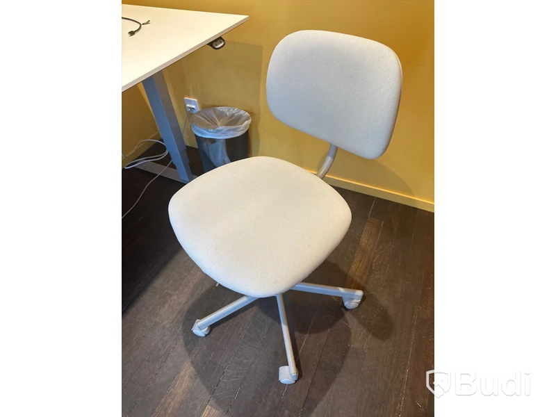 Höj och sänkbart skrivbord, skärm, kontorsstol samt bordslampa - Anglepoise