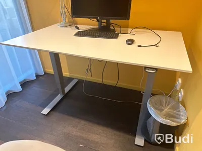 Höj och sänkbart skrivbord, skärm, kontorsstol samt bordslampa - Anglepoise
