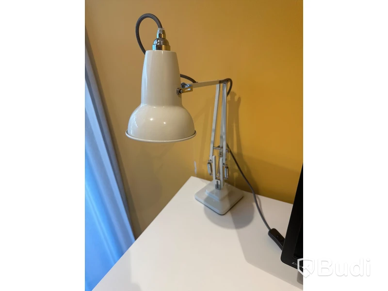 Höj och sänkbart skrivbord, skärm, kontorsstol samt bordslampa - Anglepoise