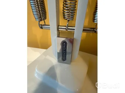 Höj och sänkbart skrivbord, skärm, kontorsstol samt bordslampa - Anglepoise