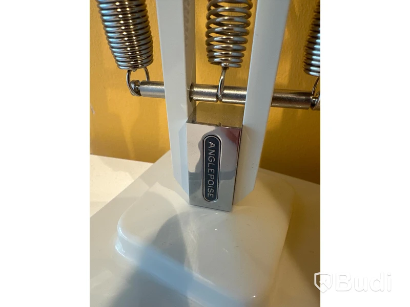 Höj och sänkbart skrivbord, skärm, kontorsstol samt bordslampa - Anglepoise