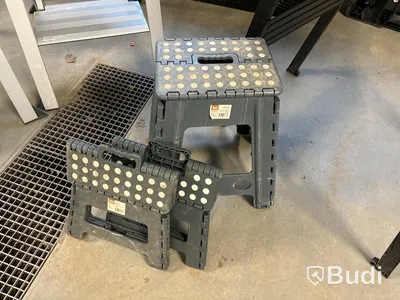 4st arbetsbord, pallar m.m.