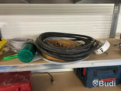 Hylla, skarvkablar, batteriladdare m.m.