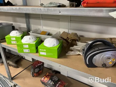 Hylla, skarvkablar, batteriladdare m.m.