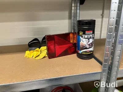 Hylla, skarvkablar, batteriladdare m.m.