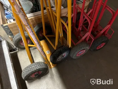 Trappstegar och säckkärror.