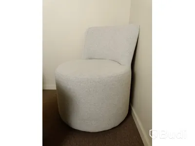 2st Fåtöljer samt litet svart bord