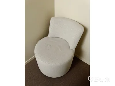 2st Fåtöljer samt litet svart bord