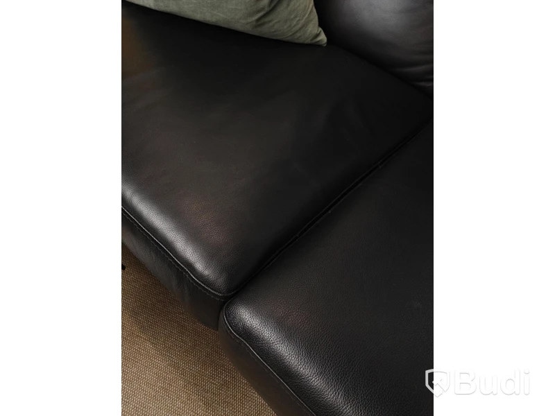 Soffa svart skinn