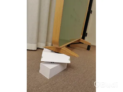 Whiteboard på hjul med träram. Obs! Defekt hjul.