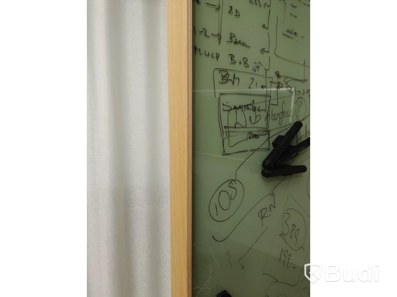 Whiteboard på hjul med träram. Obs! Defekt hjul.